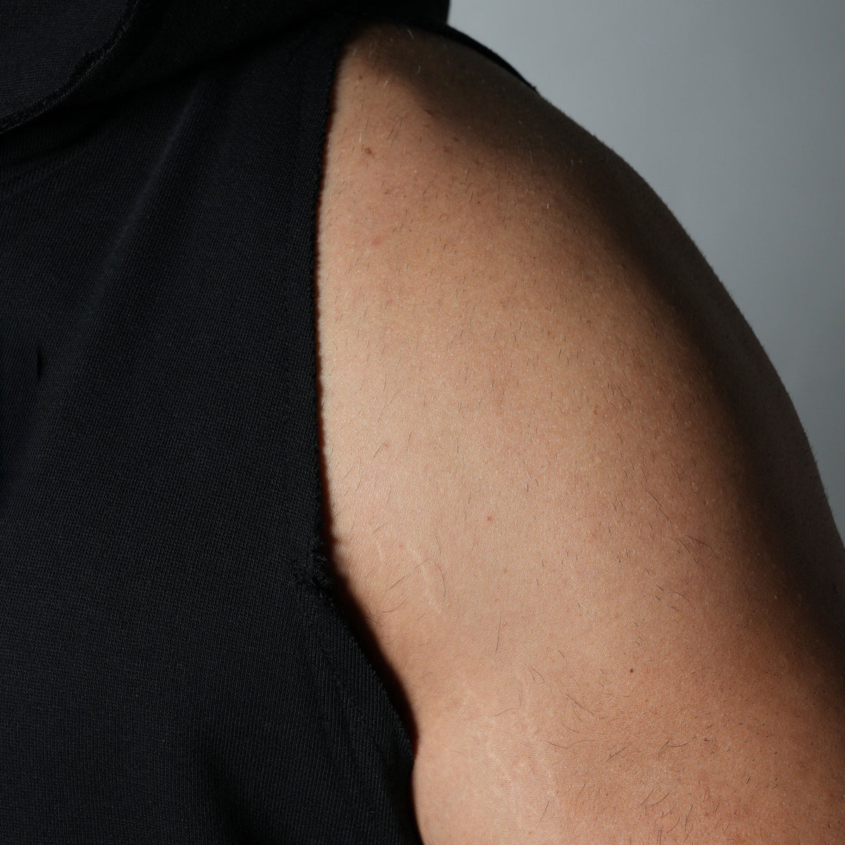 BLACK RAW EDGE SLEEVELESS HOODIE