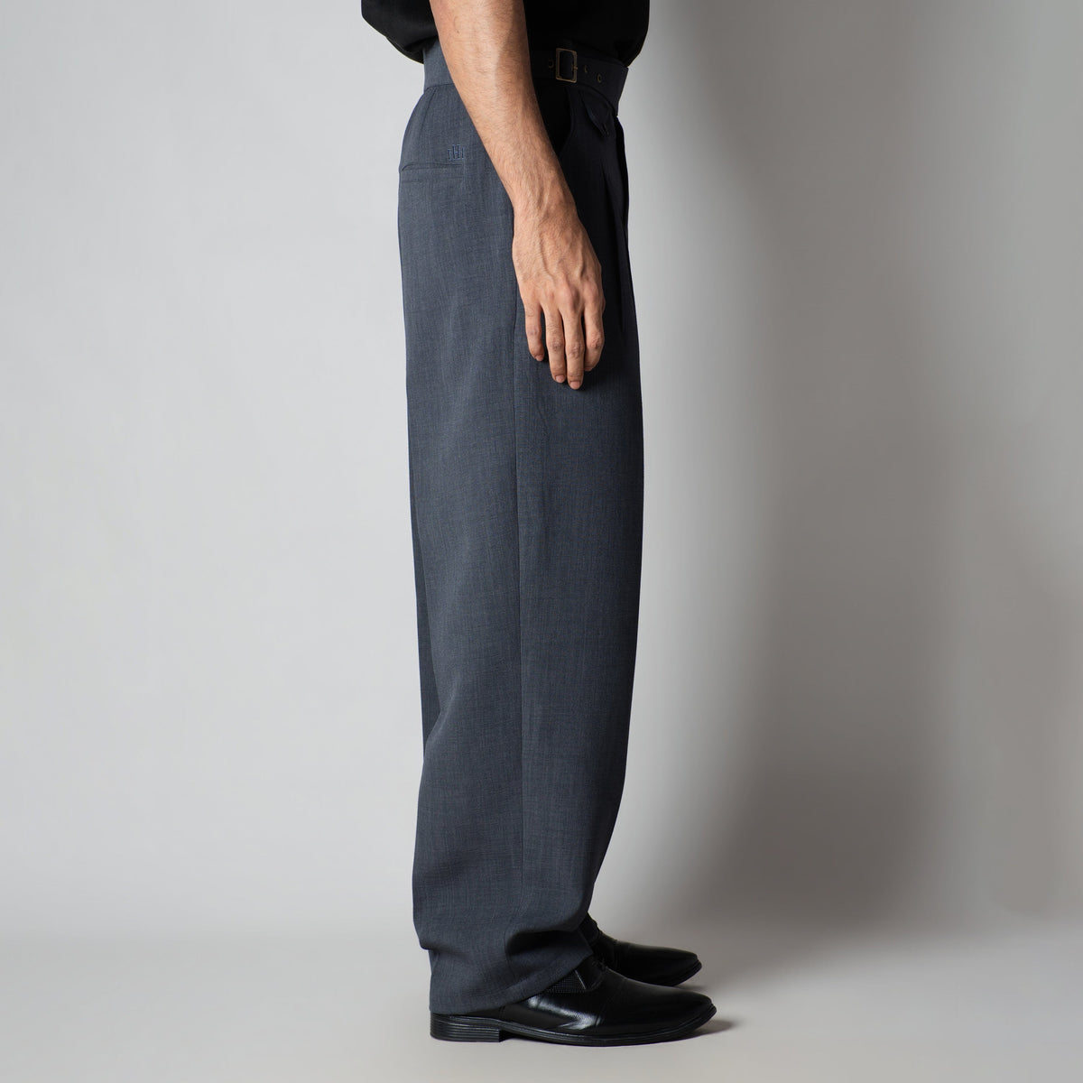 DARK GREY VINTAGE BUCKLE PLEATED TROUSER
