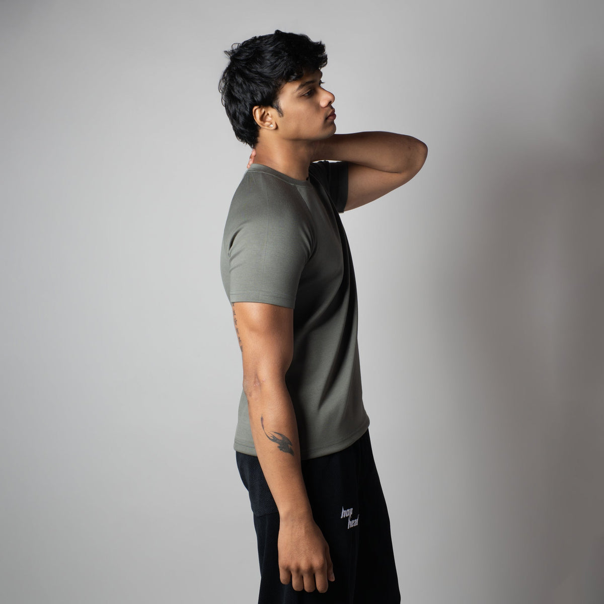 OLIVE SIGNATURE RAGLAN T-SHIRT