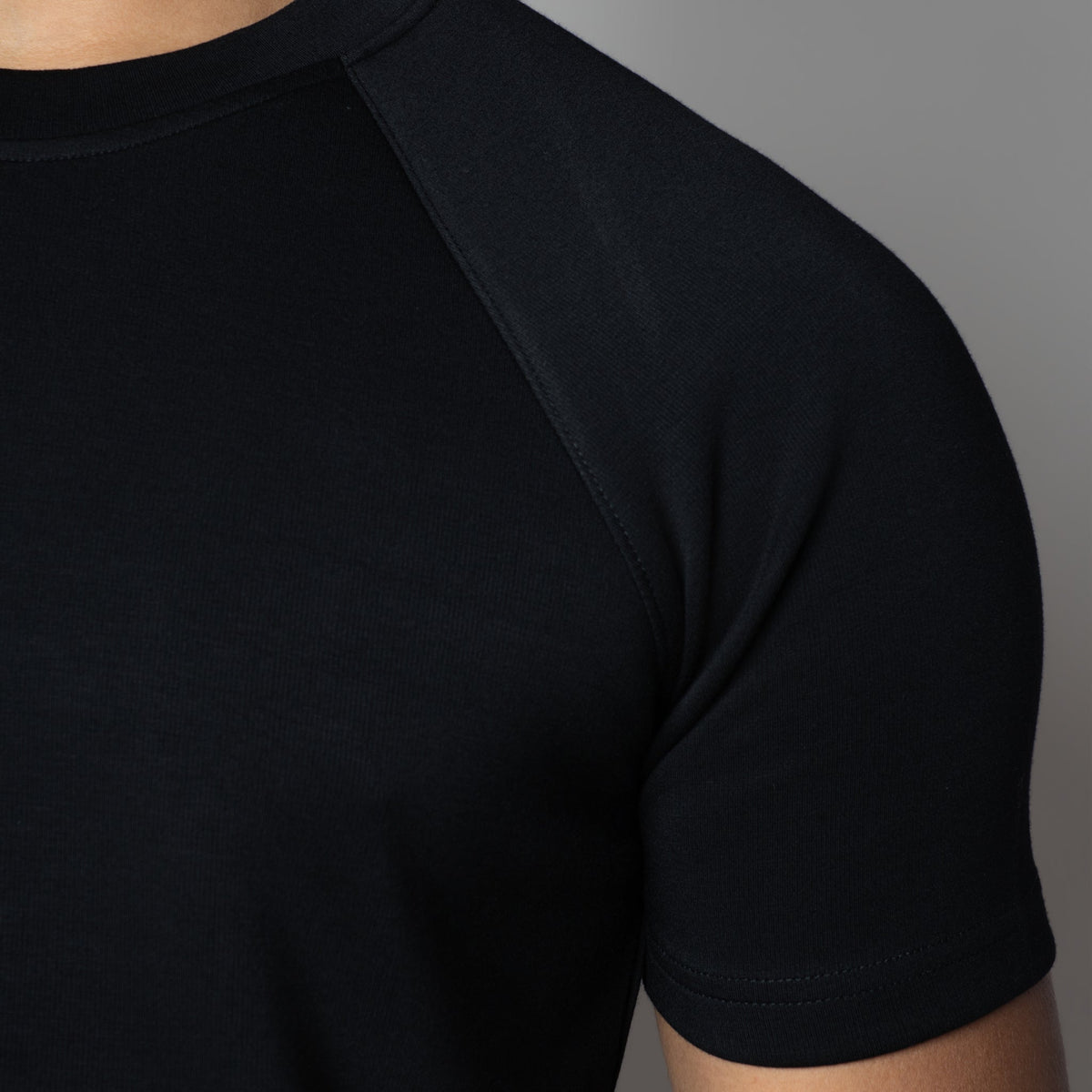 BLACK SIGNATURE RAGLAN T-SHIRT