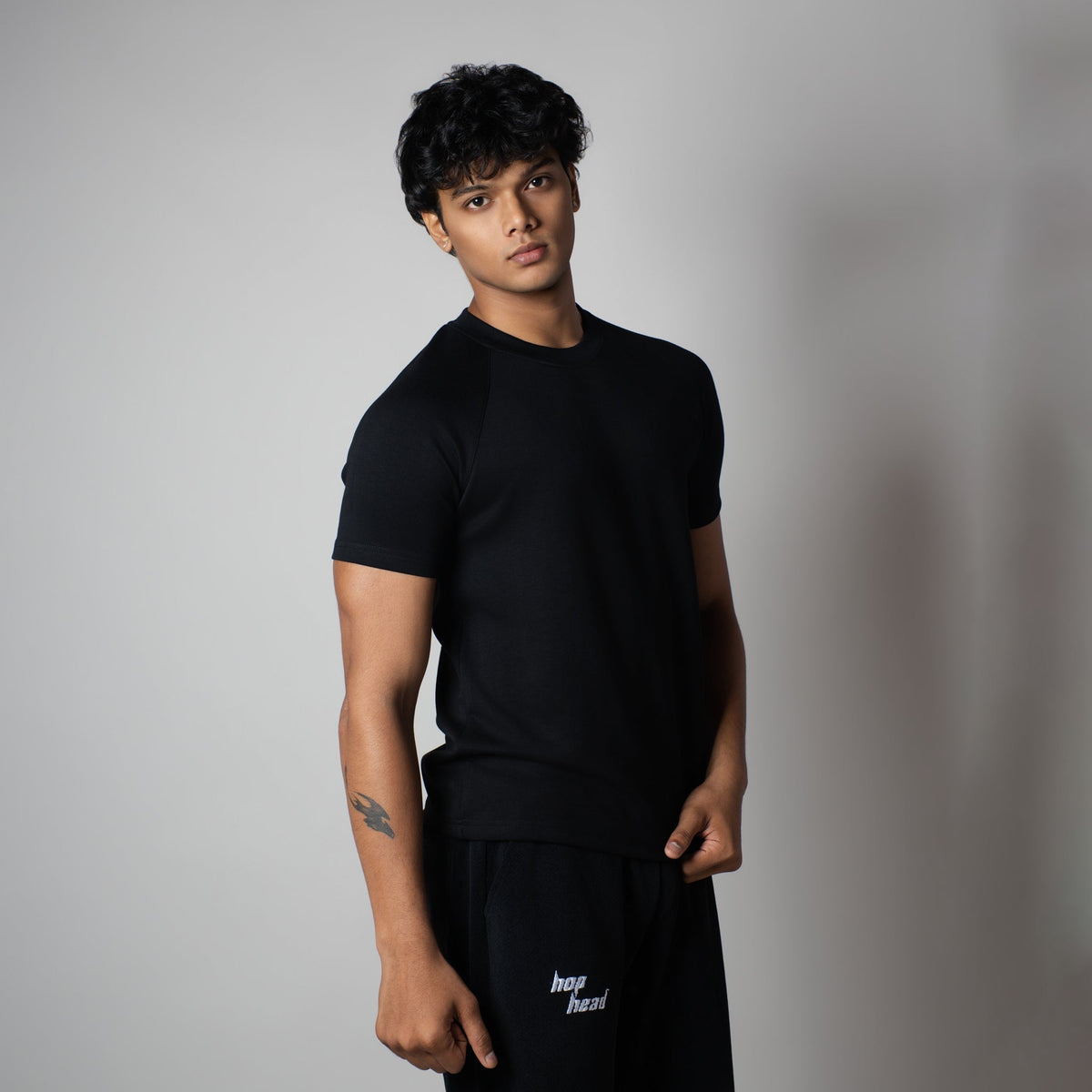 BLACK SIGNATURE RAGLAN T-SHIRT