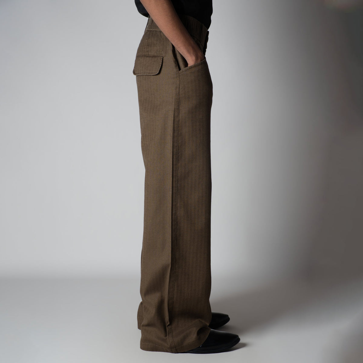BROWN SOFTMOVE VERTICAL LINE SIGNATURE PANTS