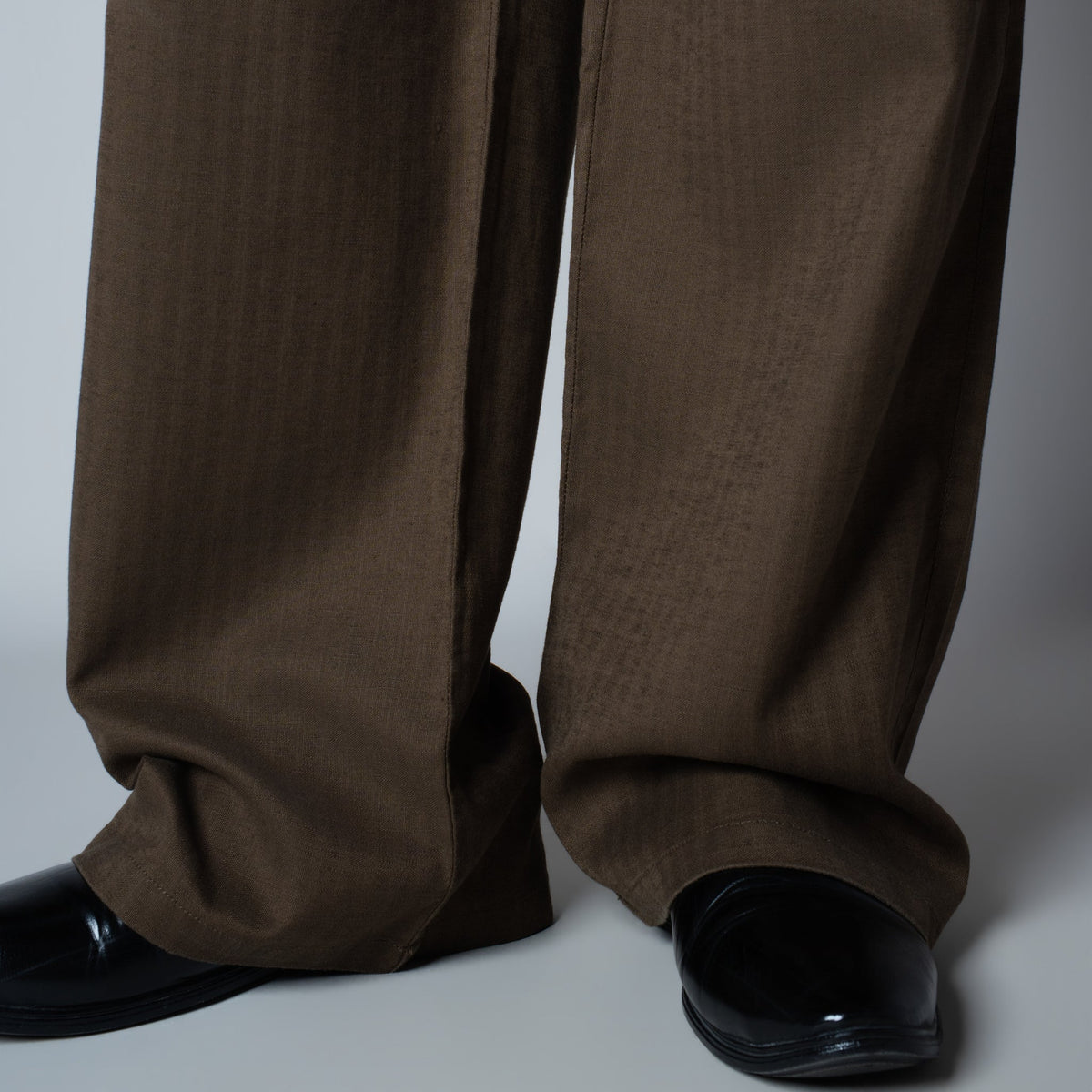 BROWN SOFTMOVE VERTICAL LINE SIGNATURE PANTS