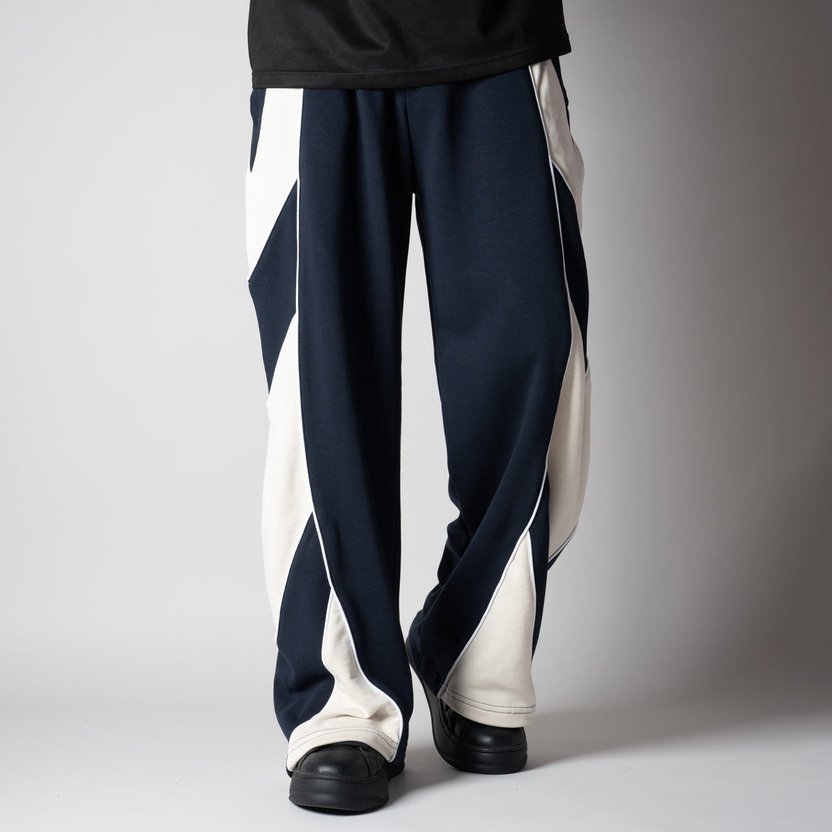 NAVY DOWNWARD ARROW SWEATPANT