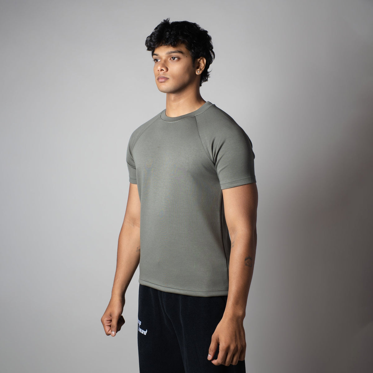 OLIVE SIGNATURE RAGLAN T-SHIRT