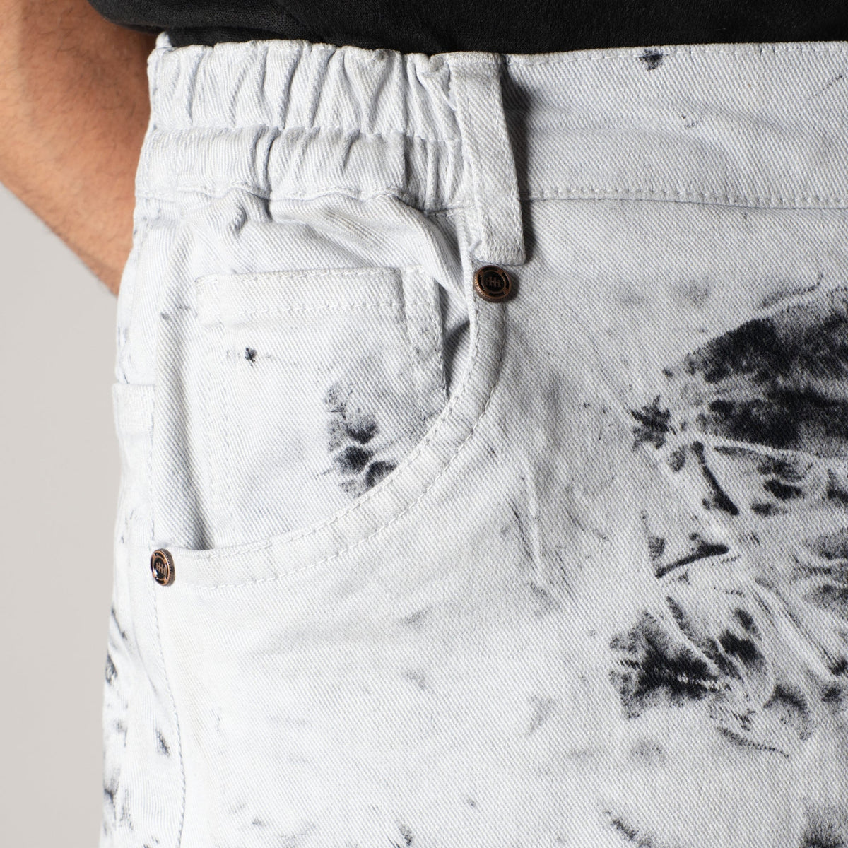 WHITE BLIZZARD WASH DENIM