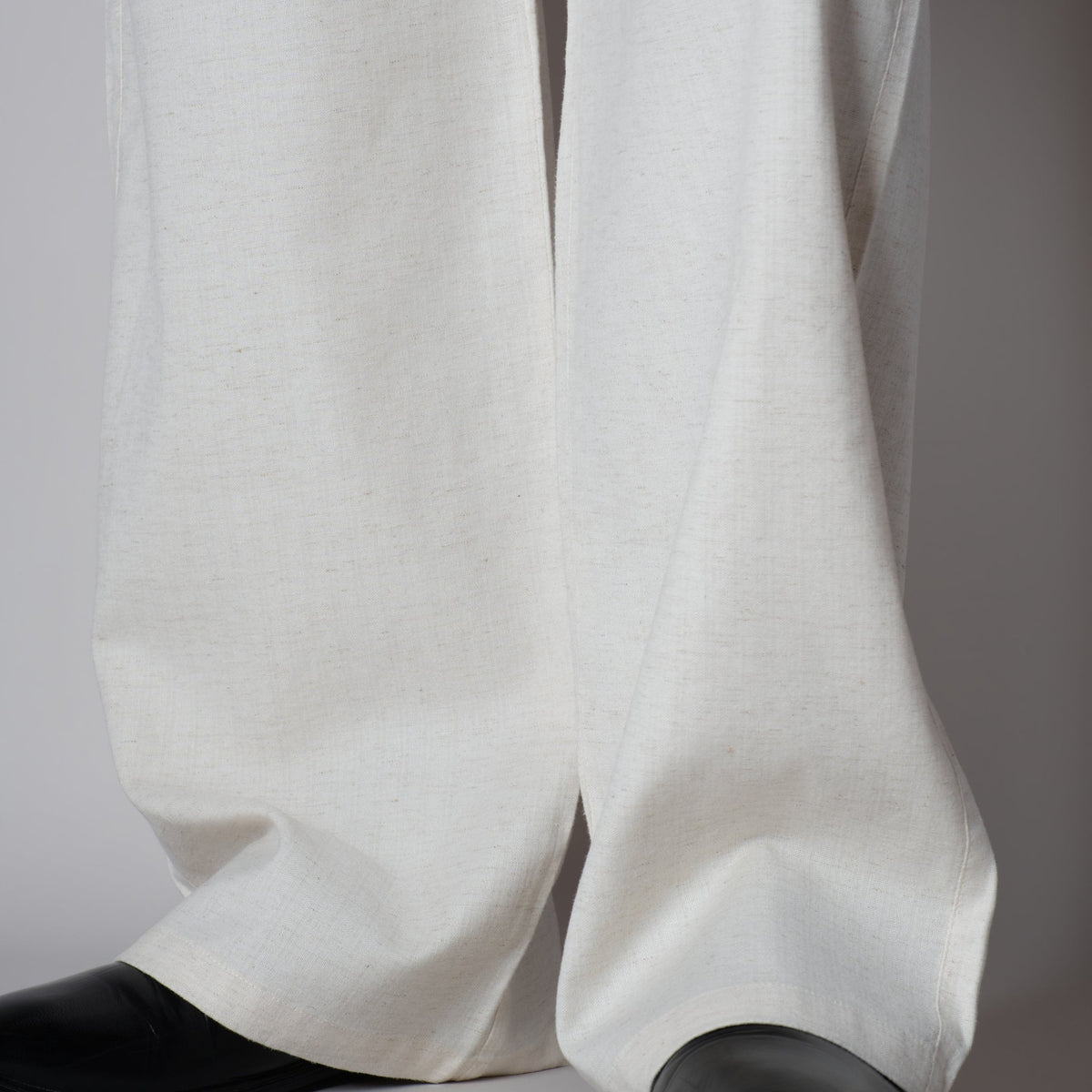 WHITE SOFTMOVE VERTICAL LINE SIGNATURE LINEN PANTS